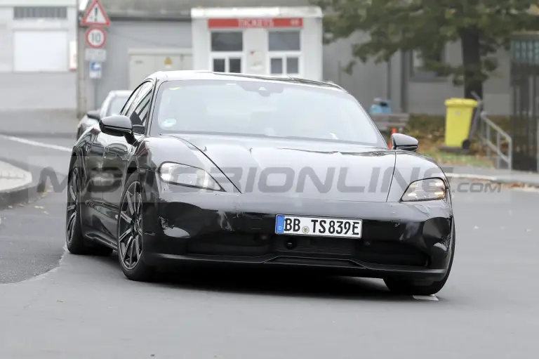 Porsche Taycan 2024 - Foto Spia 21-10-2022 - 14