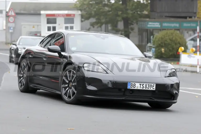 Porsche Taycan 2024 - Foto Spia 21-10-2022 - 4