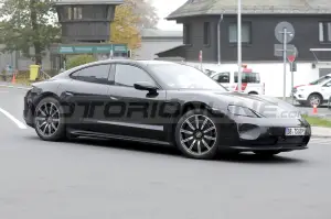 Porsche Taycan 2024 - Foto Spia 21-10-2022