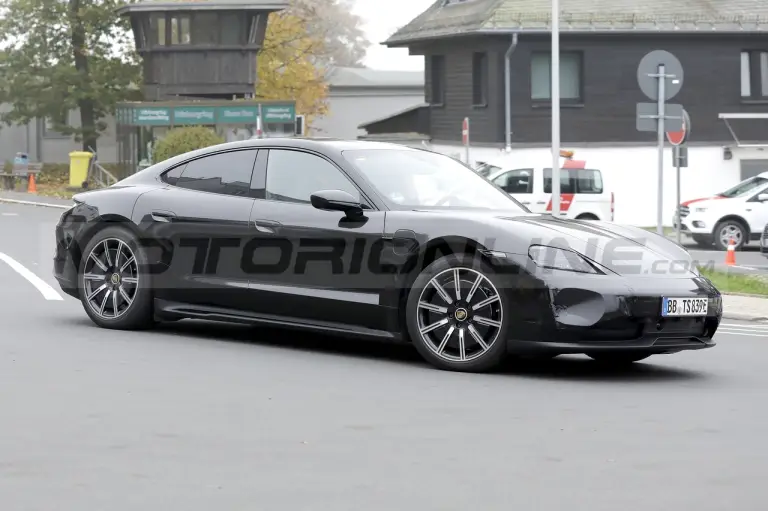 Porsche Taycan 2024 - Foto Spia 21-10-2022 - 1