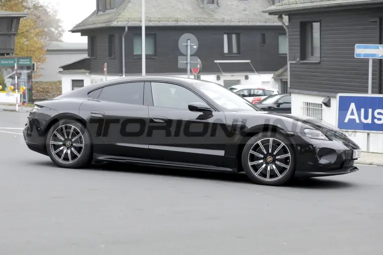 Porsche Taycan 2024 - Foto Spia 21-10-2022 - 3