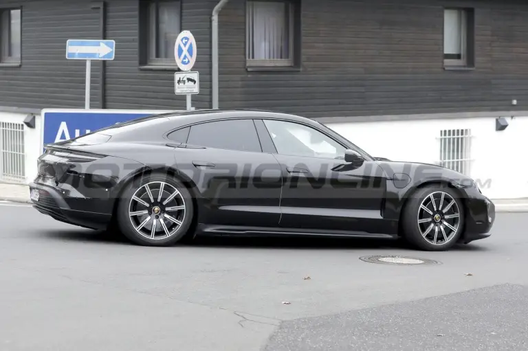 Porsche Taycan 2024 - Foto Spia 21-10-2022 - 6