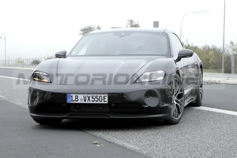 Porsche Taycan 2024 - Foto Spia 21-10-2022 - 17