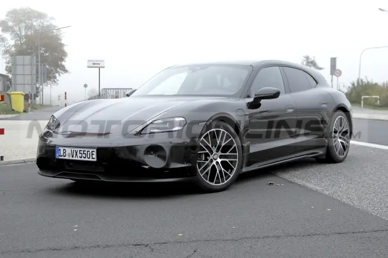 Porsche Taycan 2024 - Foto Spia 21-10-2022 - 20