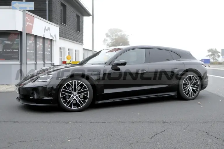 Porsche Taycan 2024 - Foto Spia 21-10-2022 - 21