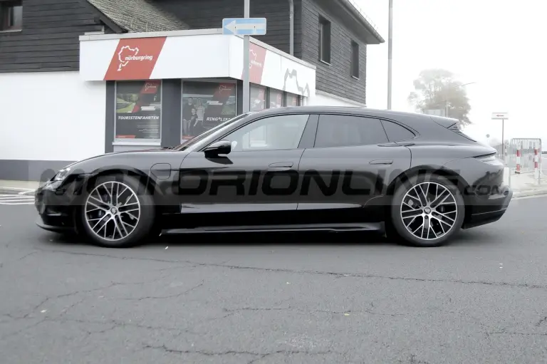 Porsche Taycan 2024 - Foto Spia 21-10-2022 - 19
