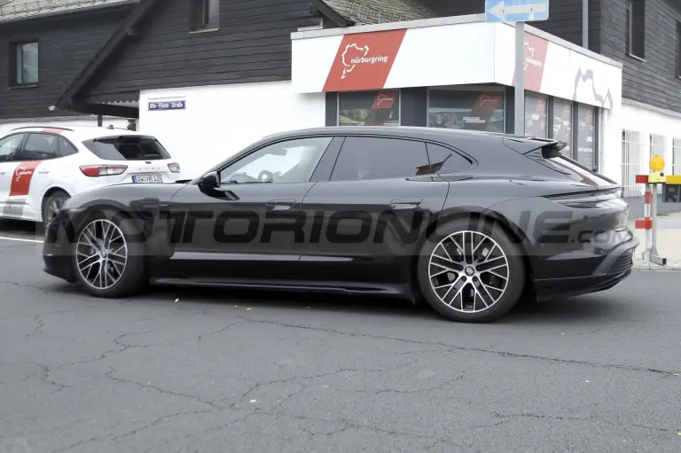 Porsche Taycan 2024 - Foto Spia 21-10-2022 - 25
