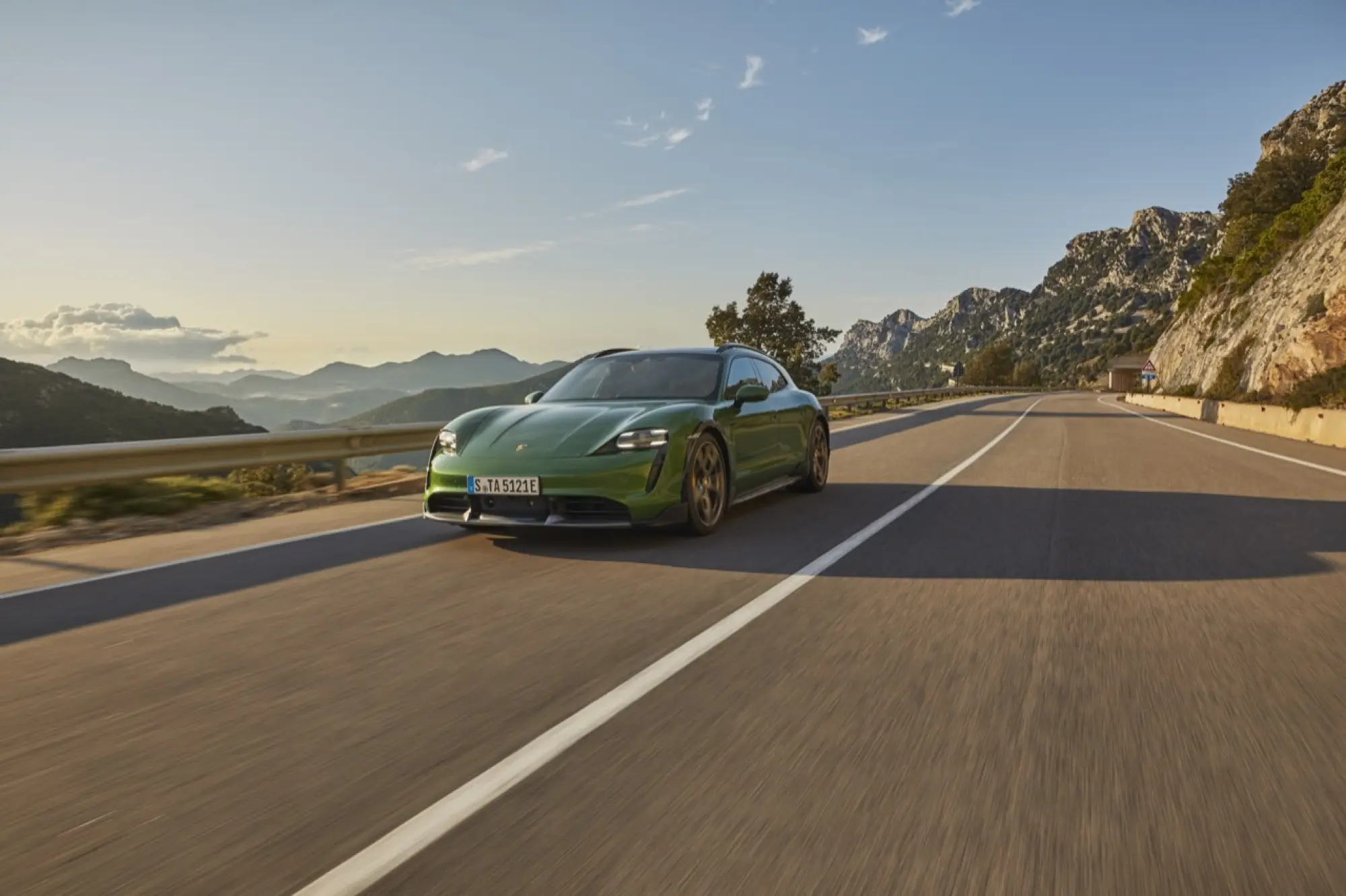 Porsche Taycan Cross Turismo - Foto Ufficiali  - 3