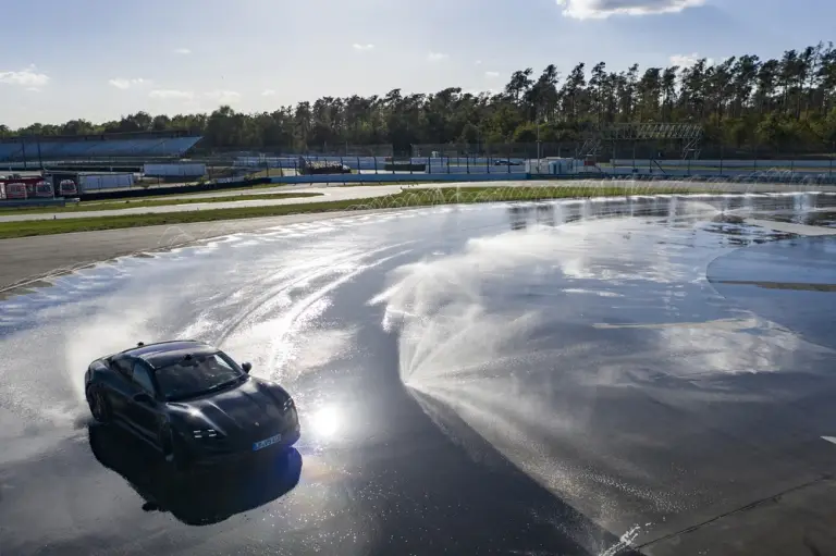 Porsche Taycan - Derapata da Guinness dei Primati - 6