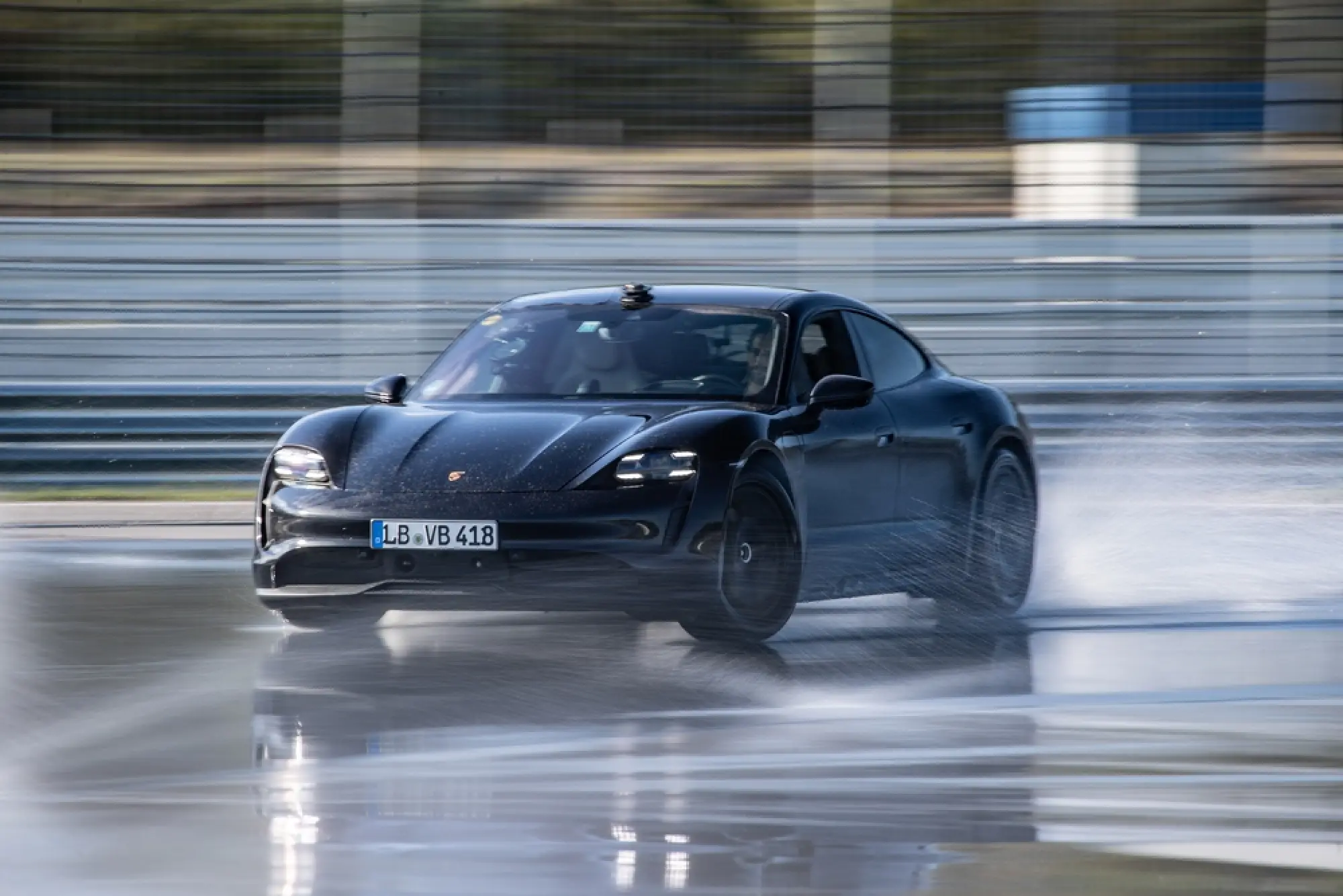 Porsche Taycan - Derapata da Guinness dei Primati - 5