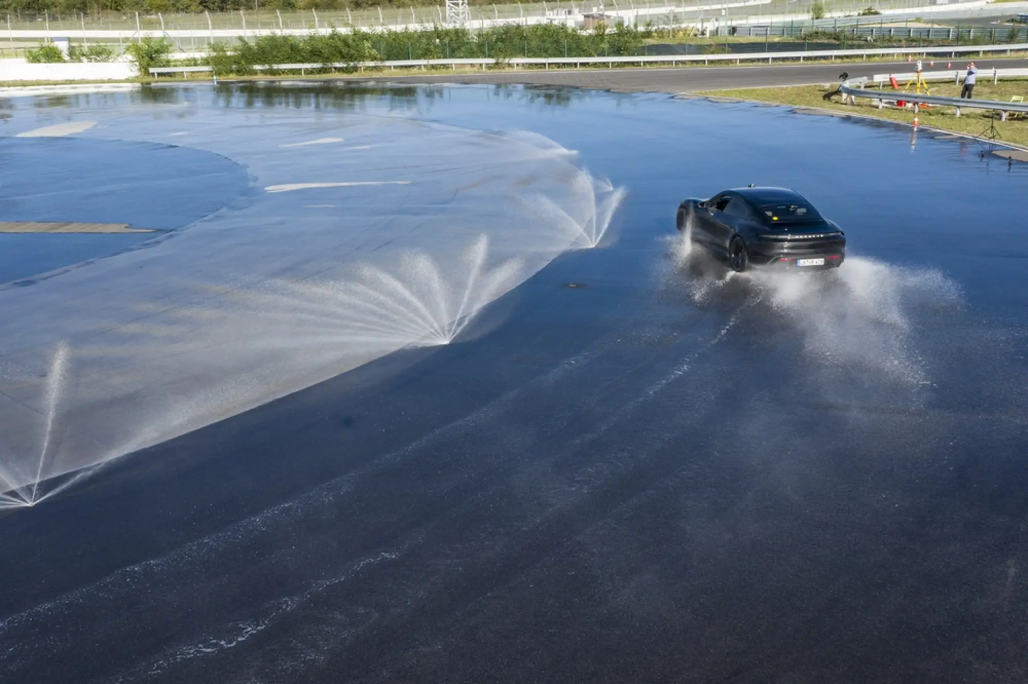 Porsche Taycan - Derapata da Guinness dei Primati - 3