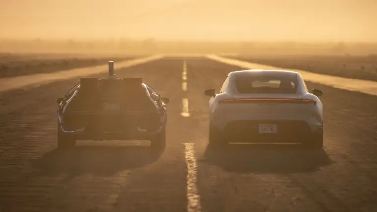 Porsche Taycan e DeLorean DMC-12 - 9