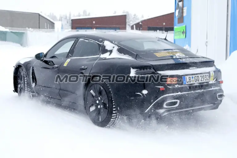 Porsche Taycan foto spia 13 febbraio 2019 - 18