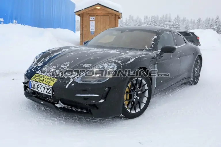 Porsche Taycan foto spia 13 febbraio 2019 - 9