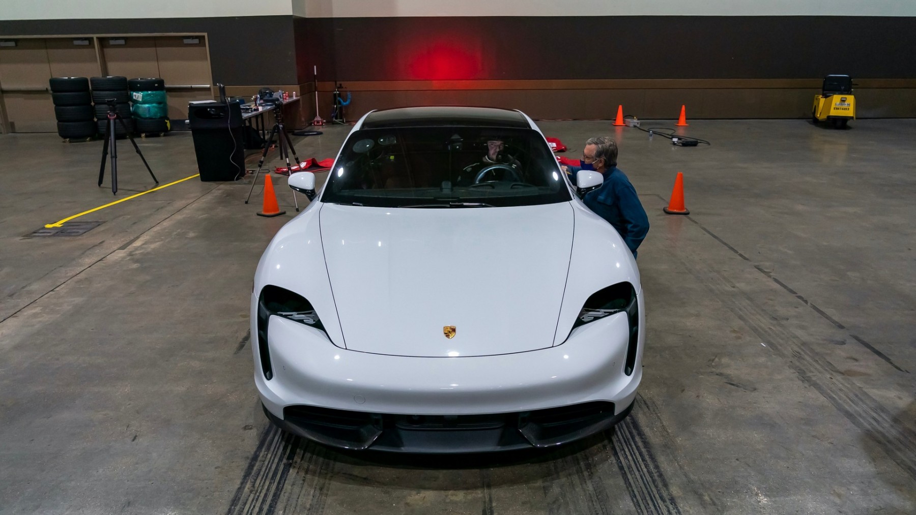 Porsche Taycan Turbo S - Record Indoor