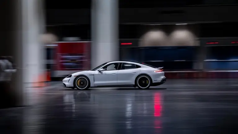 Porsche Taycan Turbo S - Record Indoor - 5