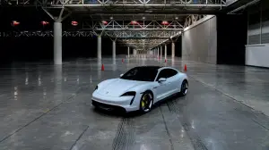Porsche Taycan Turbo S - Record Indoor - 15