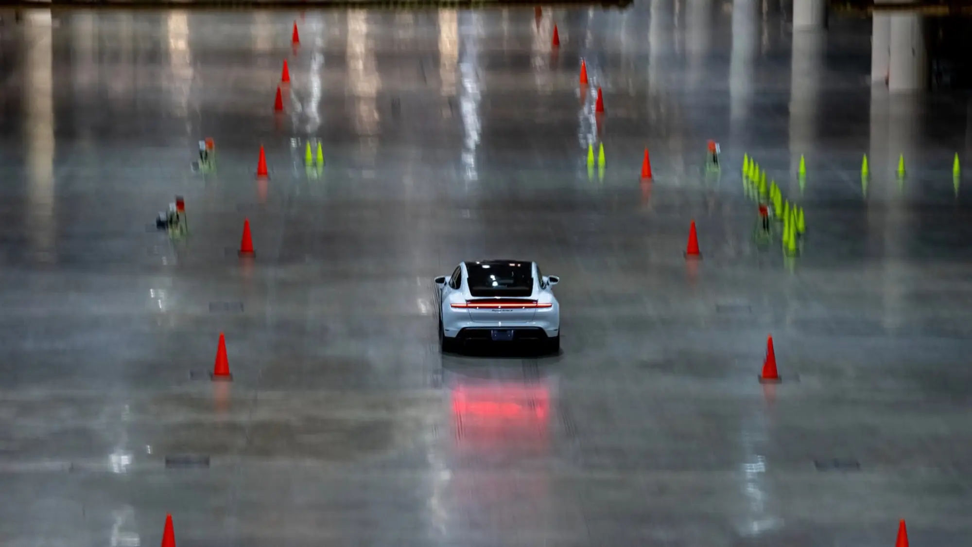 Porsche Taycan Turbo S - Record Indoor - 16