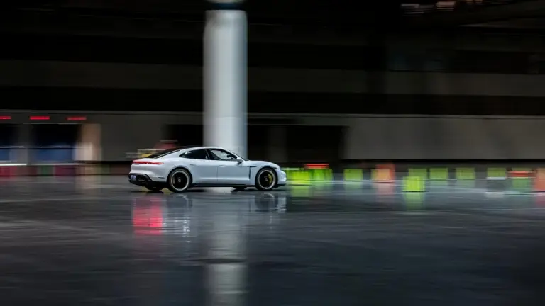 Porsche Taycan Turbo S - Record Indoor - 7