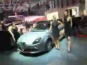 Ragazze e standiste - Salone di Ginevra 2016