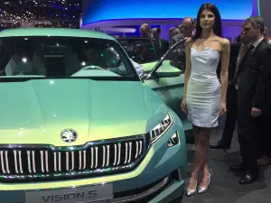 Ragazze e standiste - Salone di Ginevra 2016
