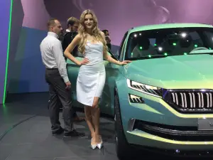 Ragazze e standiste - Salone di Ginevra 2016
