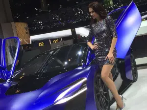 Ragazze e standiste - Salone di Ginevra 2016