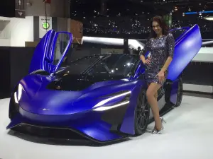 Ragazze e standiste - Salone di Ginevra 2016