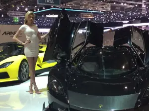 Ragazze e standiste - Salone di Ginevra 2016