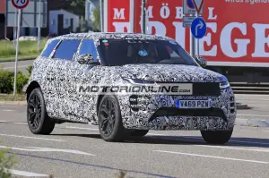 Range Rover Evoque 7 posti - Foto spia 20-5-2020