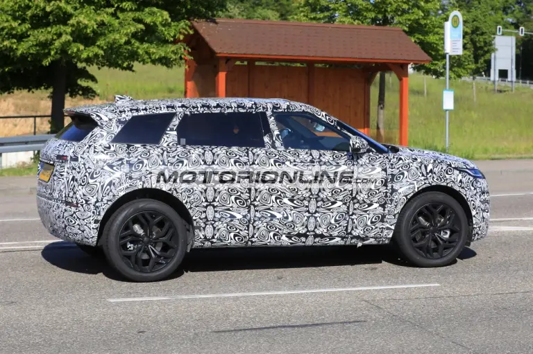 Range Rover Evoque 7 posti - Foto spia 20-5-2020 - 7