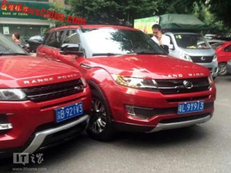 Range Rover Evoque - Landwind X7: scontro tra le strade di Chongqing - 1