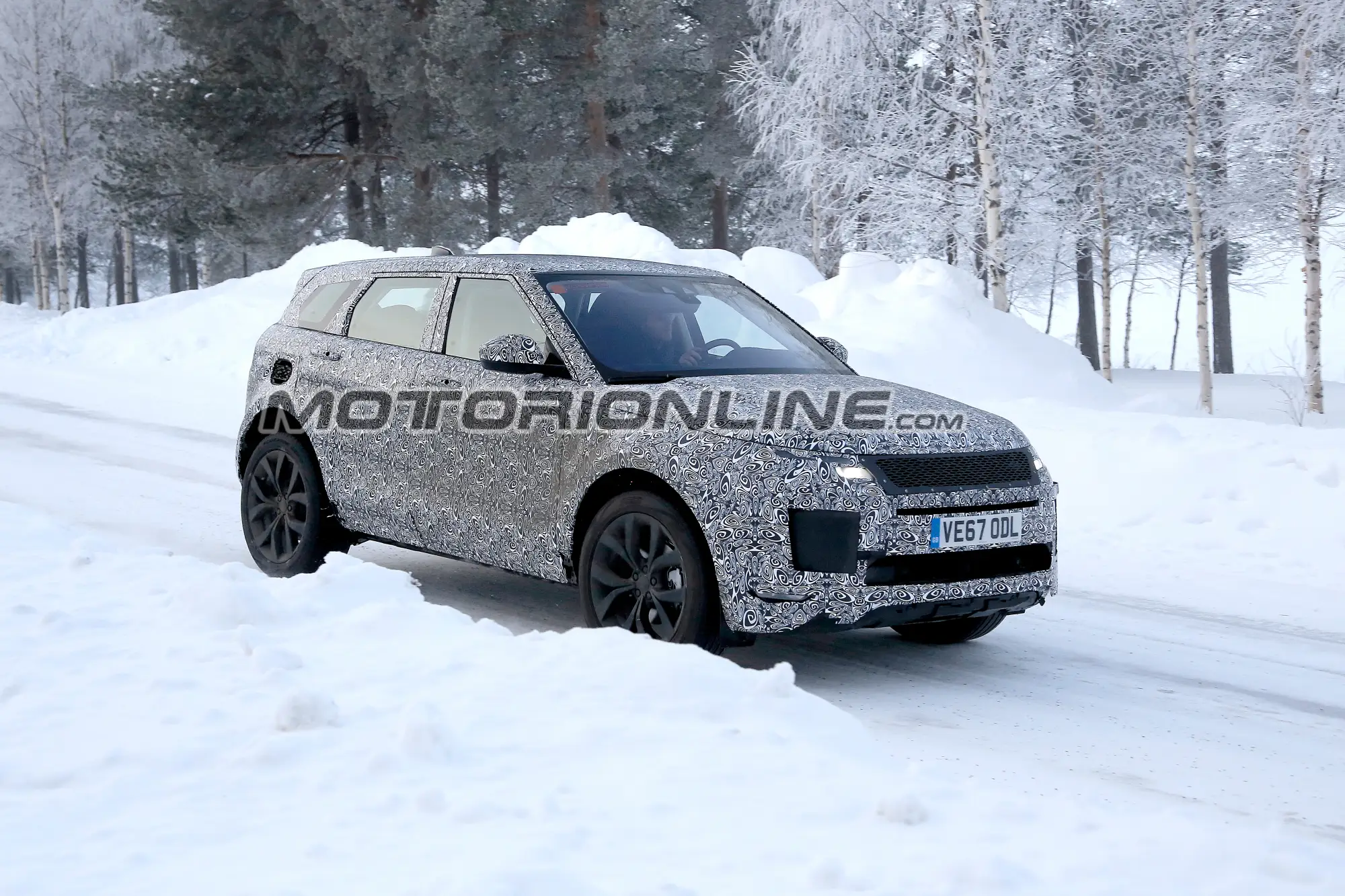 Range Rover Evoque MY 2019 foto spia 15 gennaio 2018 - 3