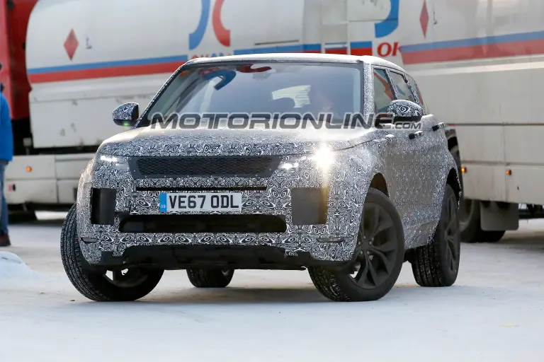 Range Rover Evoque MY 2019 foto spia 15 gennaio 2018 - 9