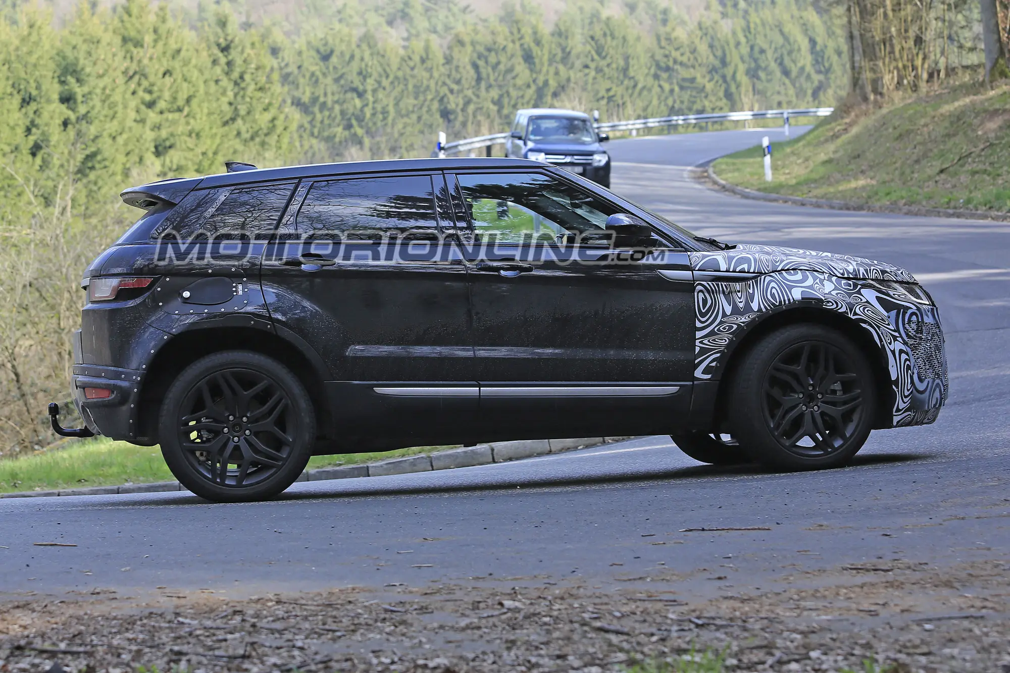 Range Rover Evoque seconda generazione foto spia 3 maggio 2017 - 4