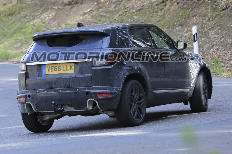 Range Rover Evoque seconda generazione foto spia 3 maggio 2017 - 6