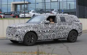 Range Rover LWB 2021 - Foto spia 27-10-2020 - 5