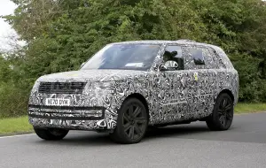 Range Rover PHEV 2022 - Foto spia 20-10-2021 - 17