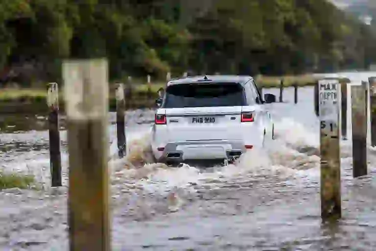 Range Rover Sport P400e - Sfida in mare - 13