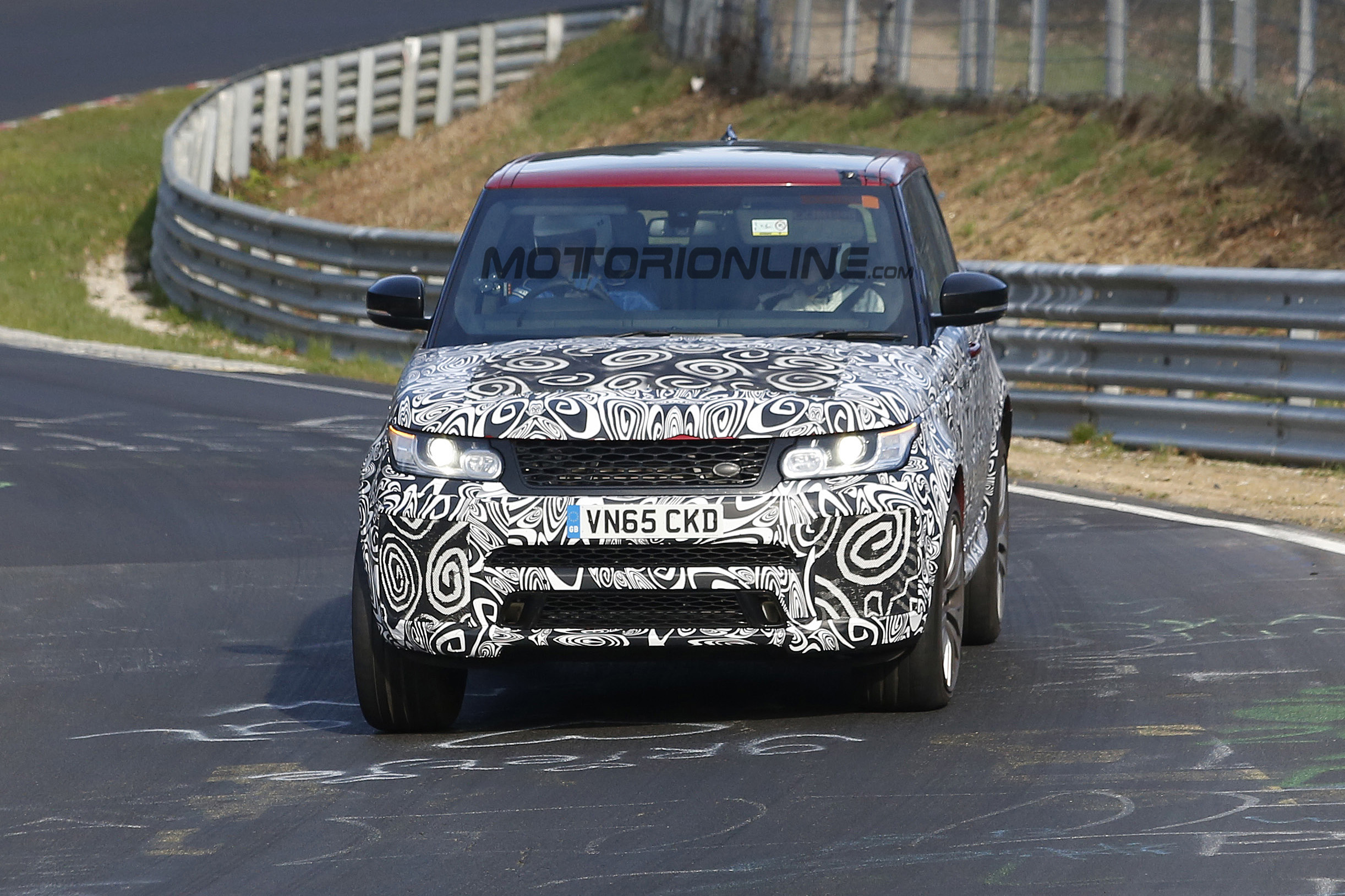 Range Rover Sport SVR 2017 - Foto spia 21-04-2016