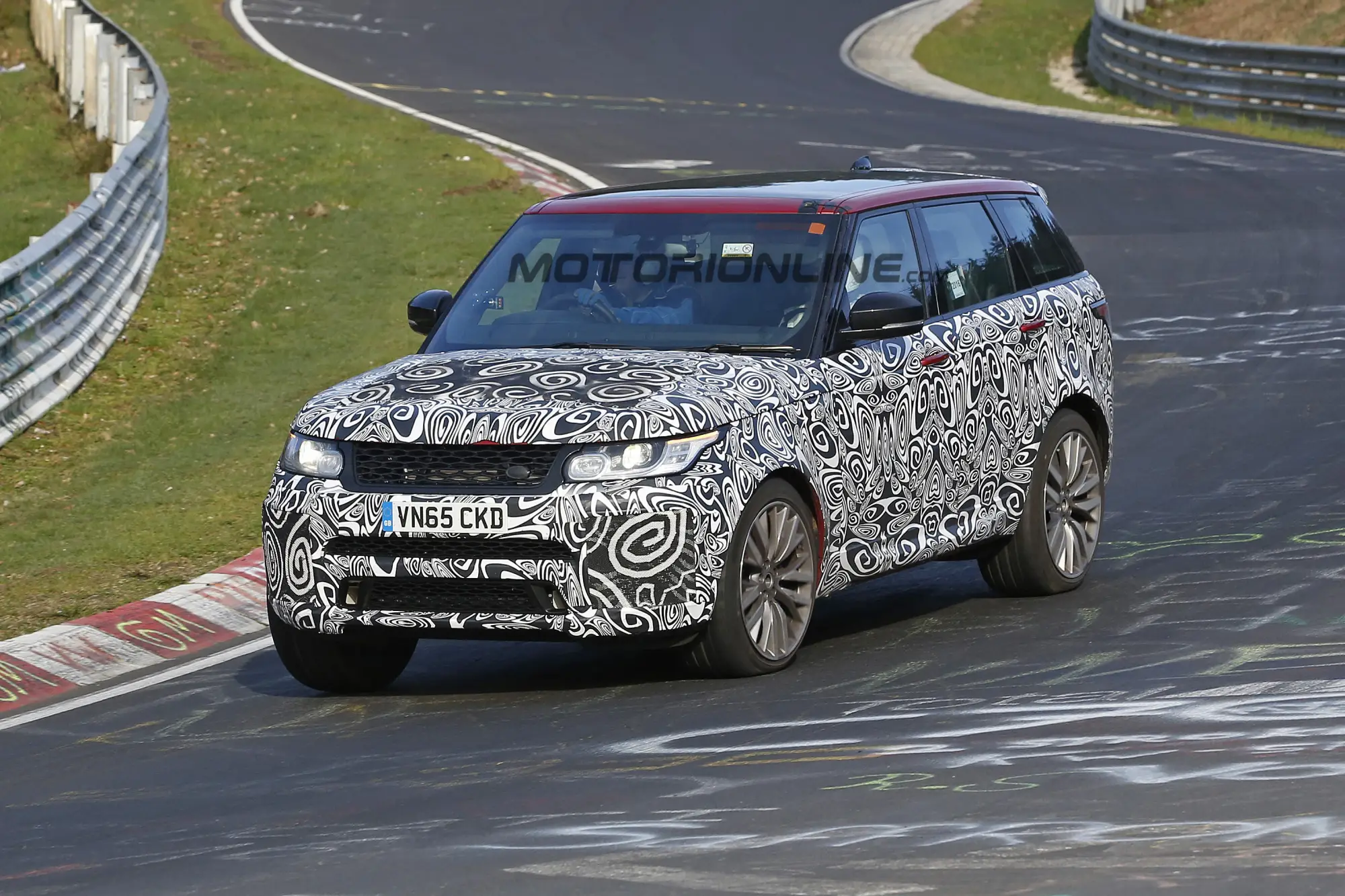 Range Rover Sport SVR 2017 - Foto spia 21-04-2016 - 2