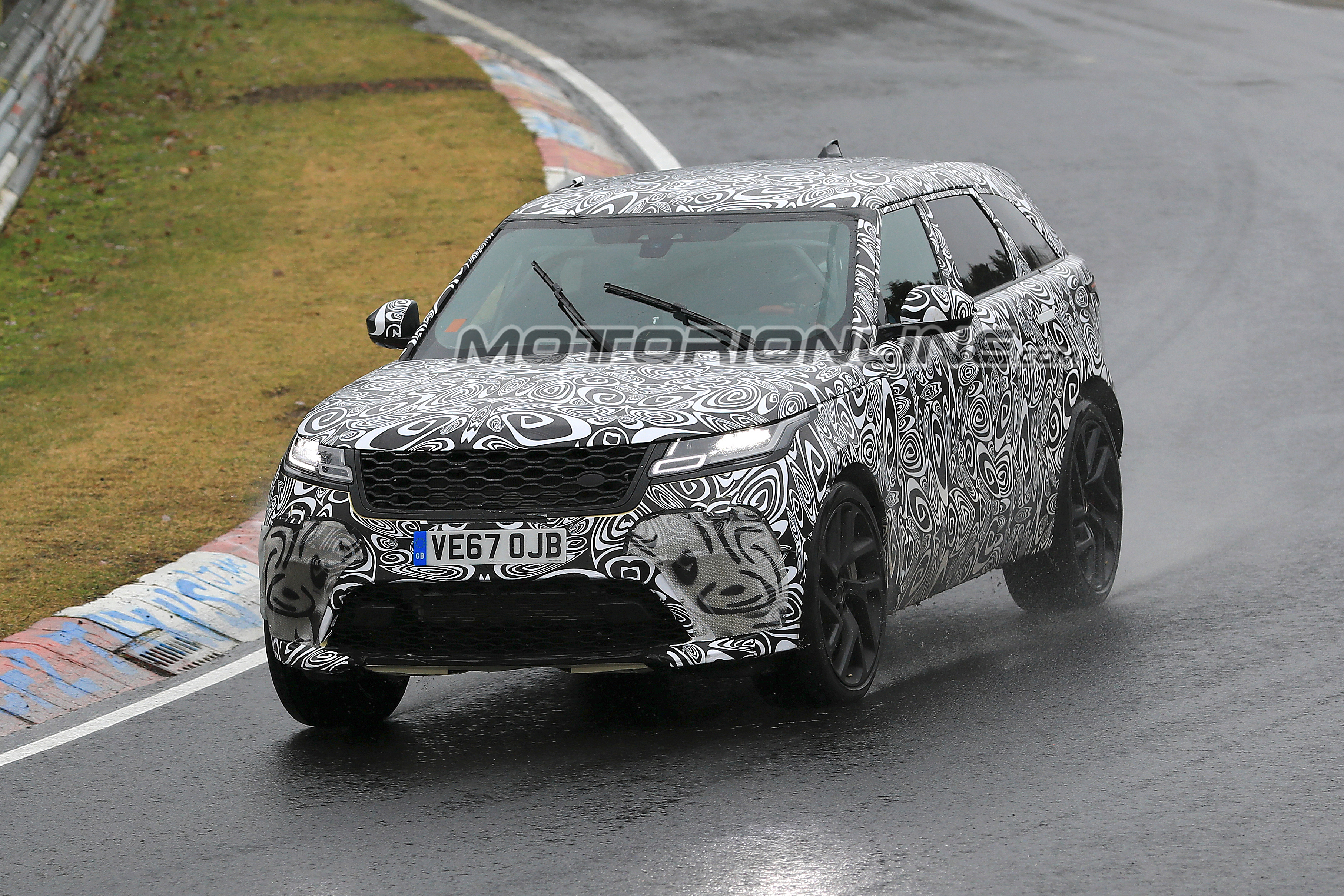 Range Rover Velar SVR foto spia 14 marzo 2018