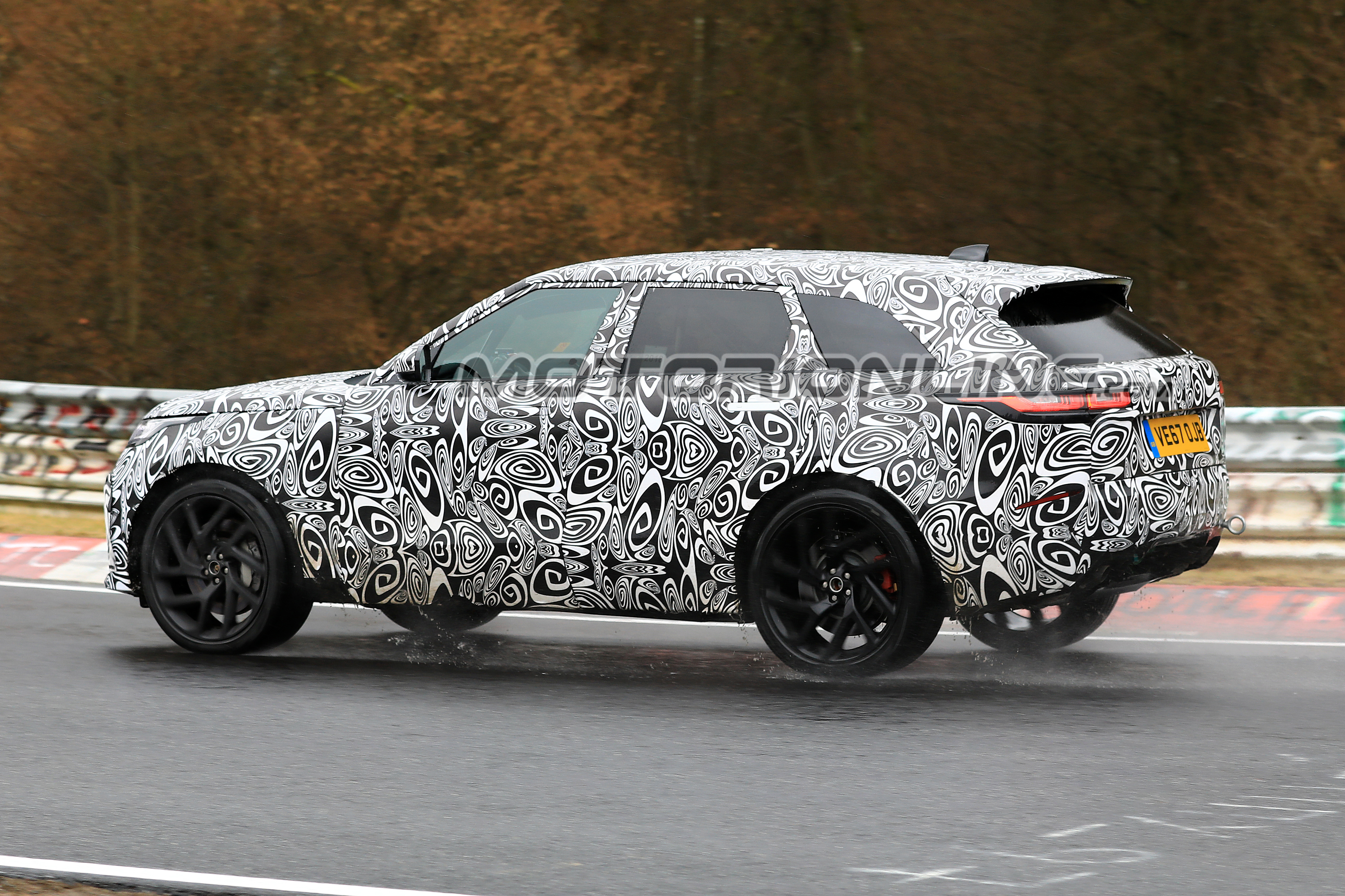 Range Rover Velar SVR foto spia 14 marzo 2018