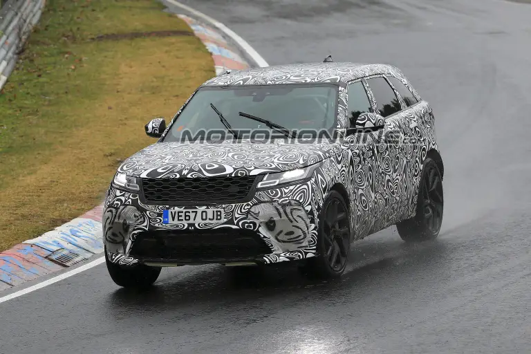 Range Rover Velar SVR foto spia 14 marzo 2018 - 1