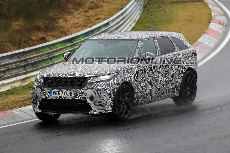 Range Rover Velar SVR foto spia 14 marzo 2018 - 2