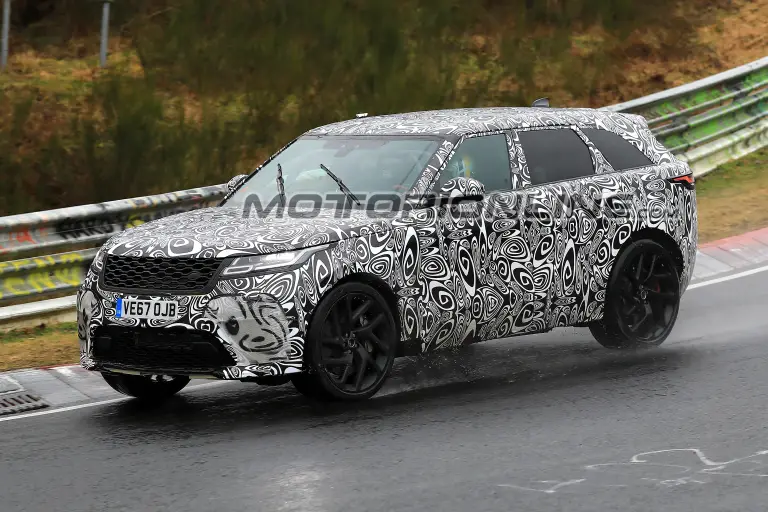 Range Rover Velar SVR foto spia 14 marzo 2018 - 3