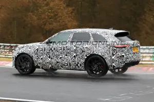 Range Rover Velar SVR foto spia 14 marzo 2018 - 6