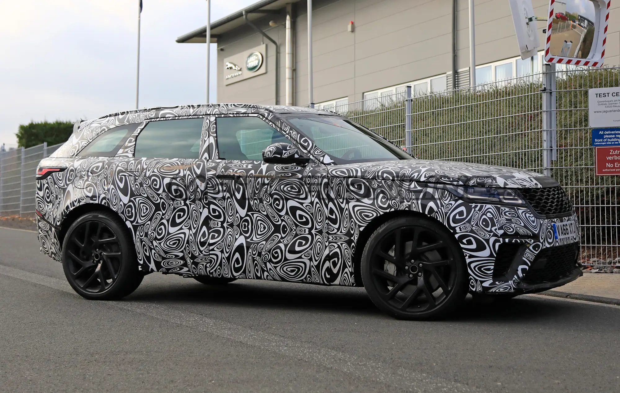 Range Rover Velar SVR - Foto spia 26-10-2018 - 5