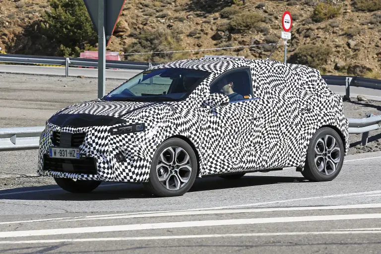 Renault Captur 2019 - Foto spia penisola iberica - 4