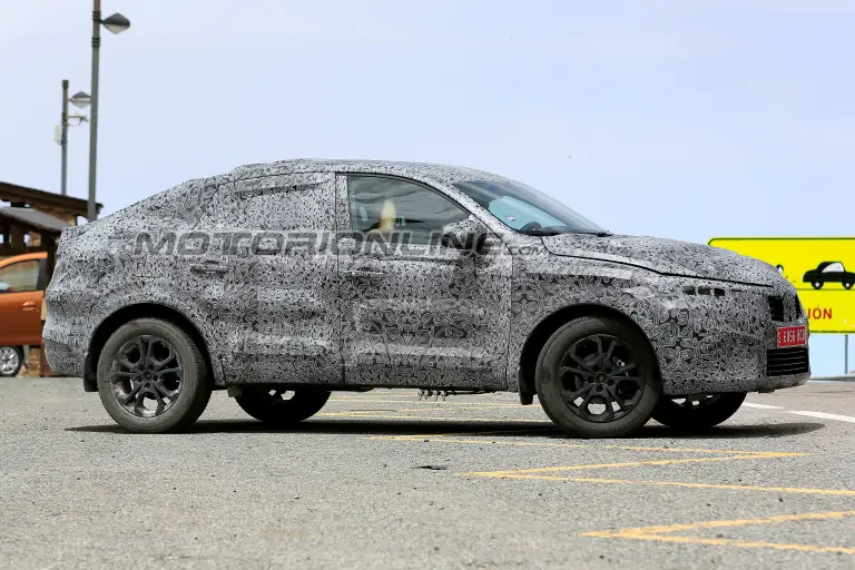 Renault Captur Coupe foto spia 4 luglio 2018 - 11